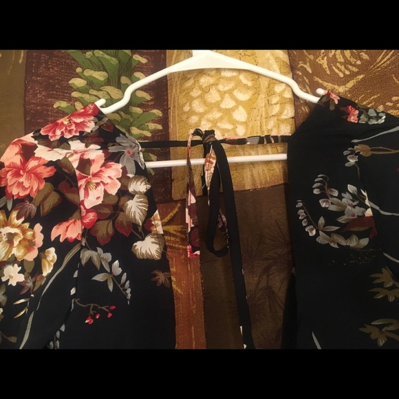 Adorable flower print plunging neckline romper - Picture 5 of 5